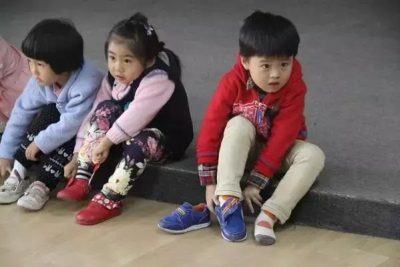 Dạy trẻ kỹ năng mang tất khi trời lạnh